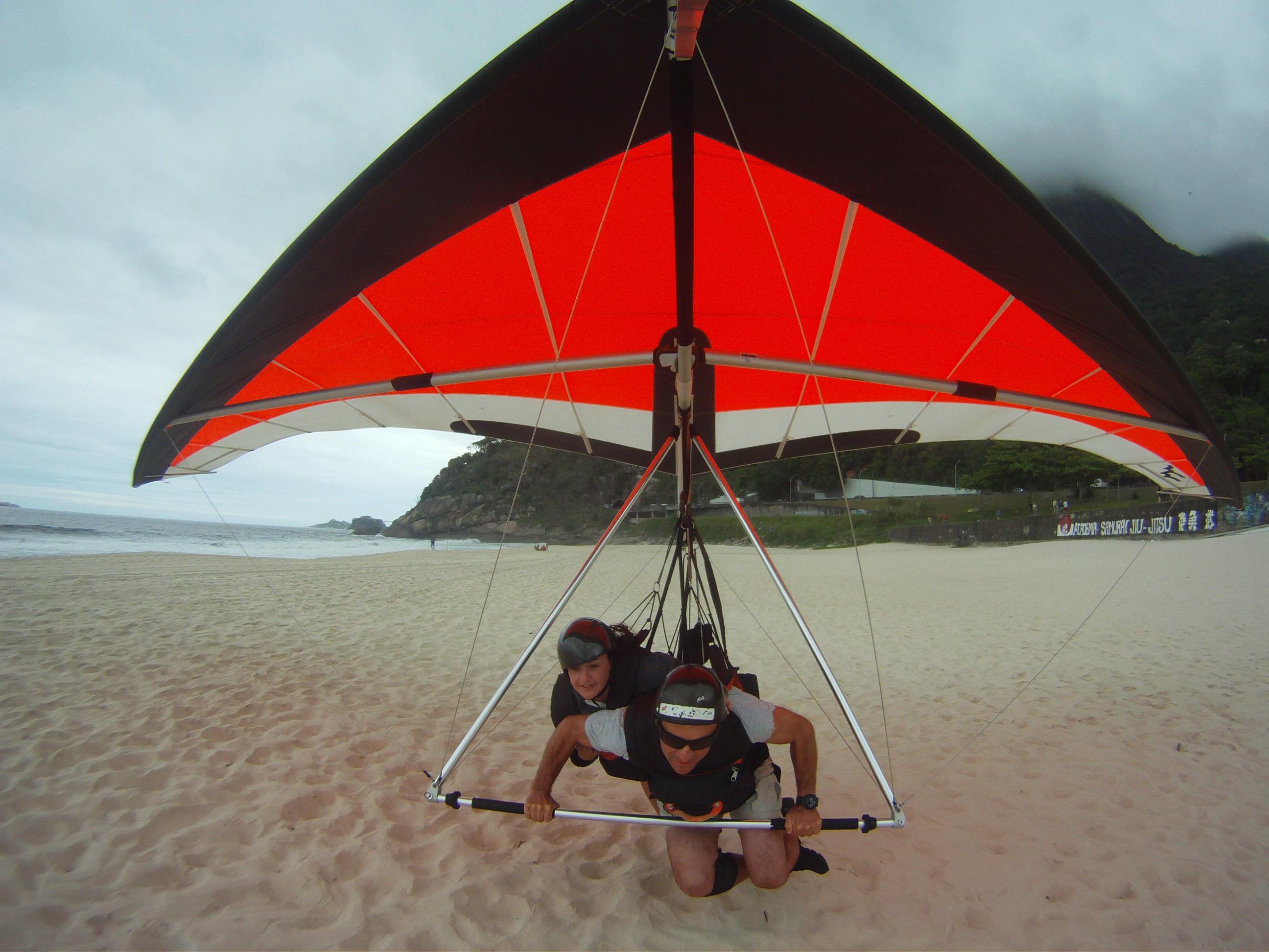 Hang_Glider_buzzing_So_Conrado_Beach_Rio_de_Janeiro.jpg