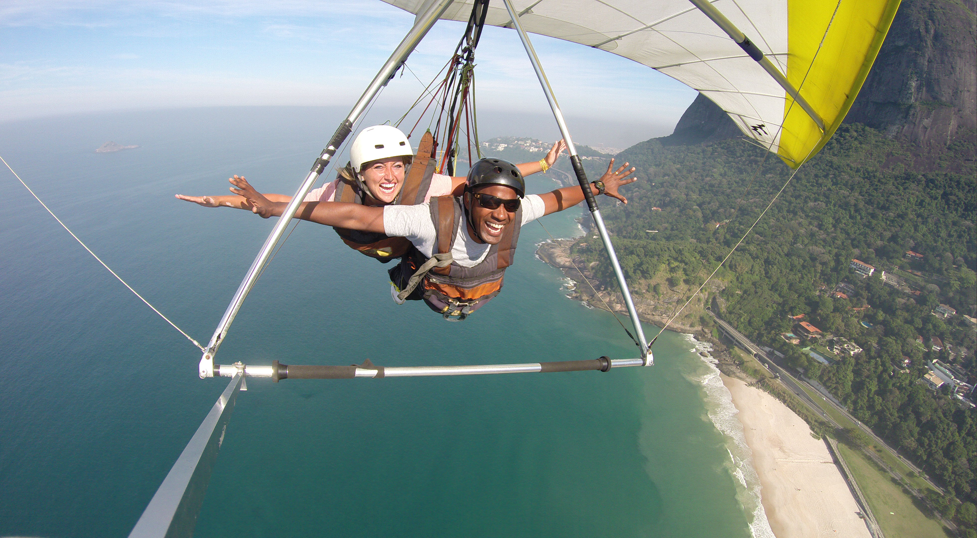 Hang_Glider_flight_in_Rio.jpg