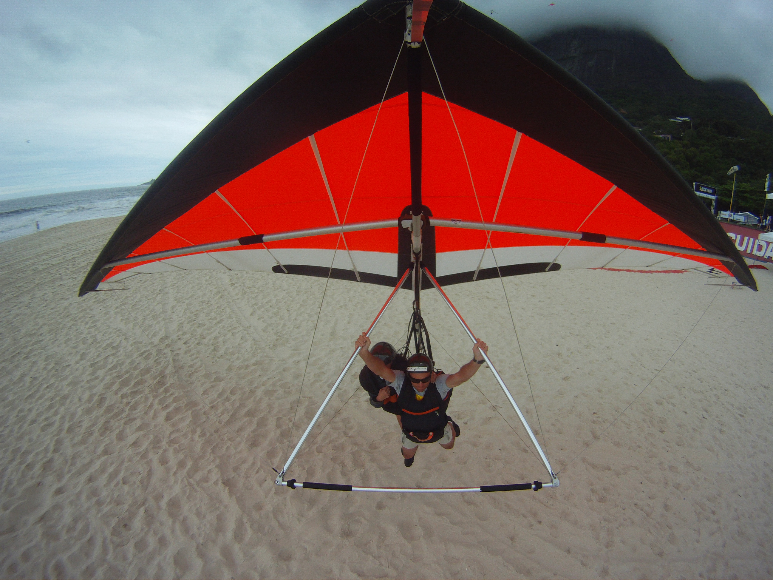 Hang_Glider_landing_on_So_Conrado_Beach_Rio_de_Janeiro.jpg