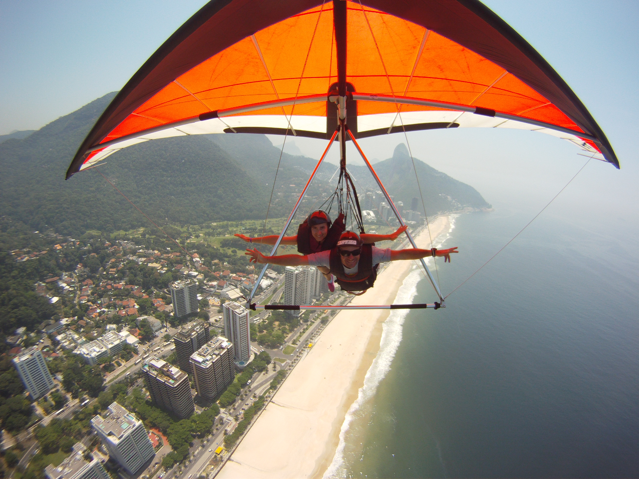 Hang_Gliding_high_over_Rio_de_Janeiro.jpg